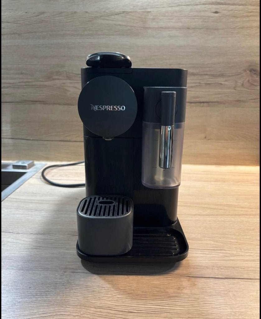 Machine à café Nespresso Lattissima One, Electroménager, Machine à espresso, Réservoir d'eau amovible, Dosettes et capsules de café