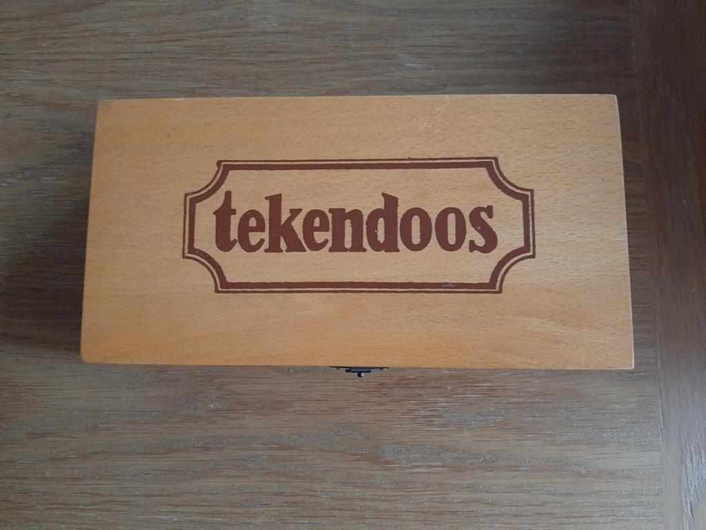 Houten opbergdoos tekenmateriaal, Ophalen