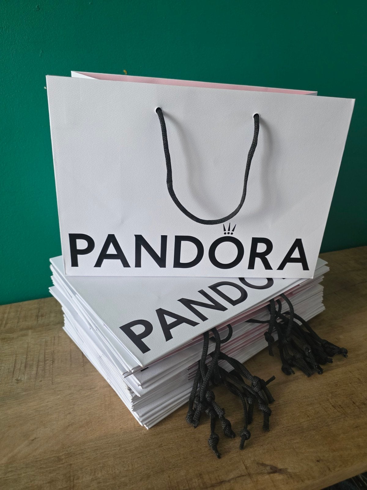Lot 25 sacs cadeaux Pandora, Handtassen en Accessoires, Bedels, Verzenden, Pandora