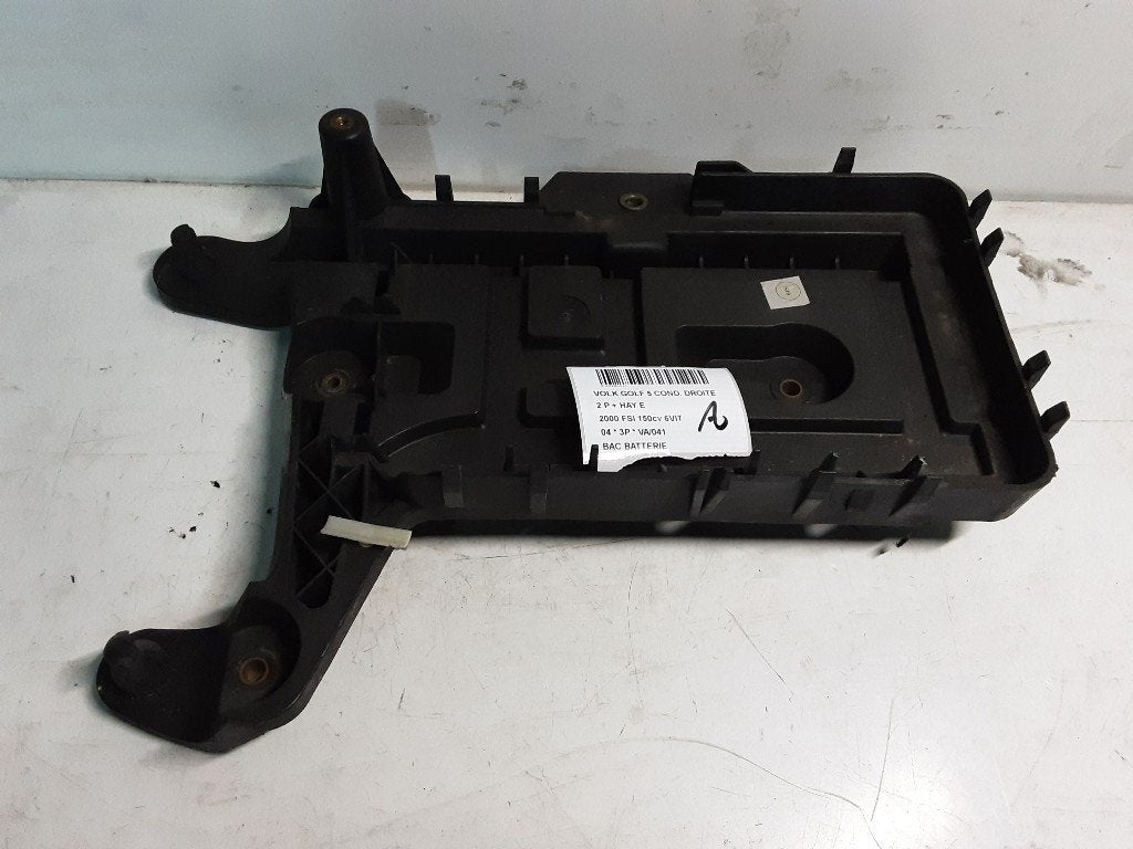 BAC A BATTERIE Volkswagen Golf V (1K1) (1K0915333C), Autos : Pièces & Accessoires, Volkswagen, Mevr. I. Hauben, Utilisé, Rue de l'Espoir 34 34
4030  GRIVEGNÉE, BE