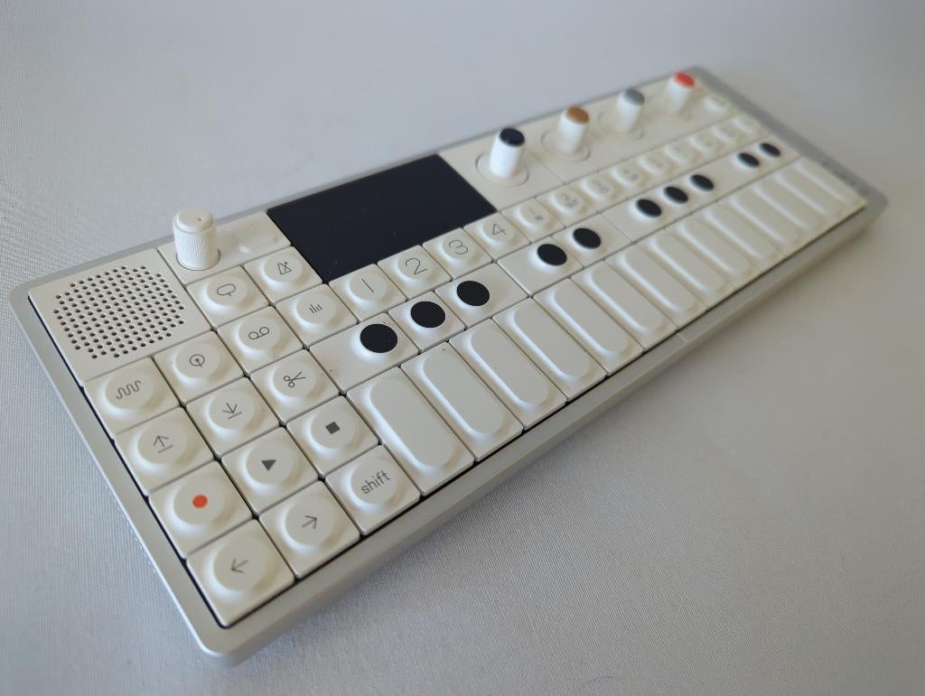 Teenage Engineering OP-1 Field met extras, Muziek en Instrumenten, Synthesizers, Ophalen of Verzenden, Zo goed als nieuw, Overige aantallen