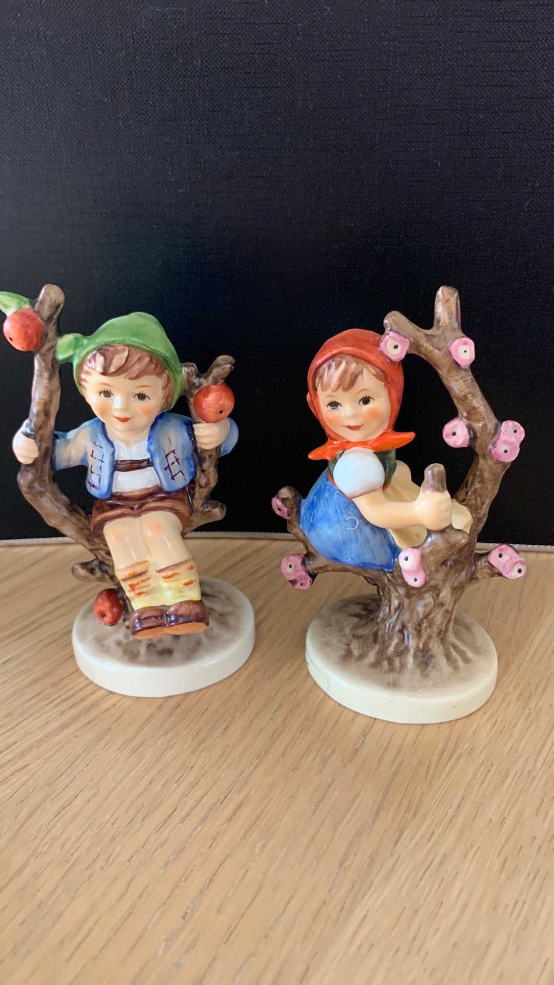 Hummel 142 3/0 Boy in apple tree en 141 3/0 Apple tree girl, Ophalen, Zo goed als nieuw, Hummel