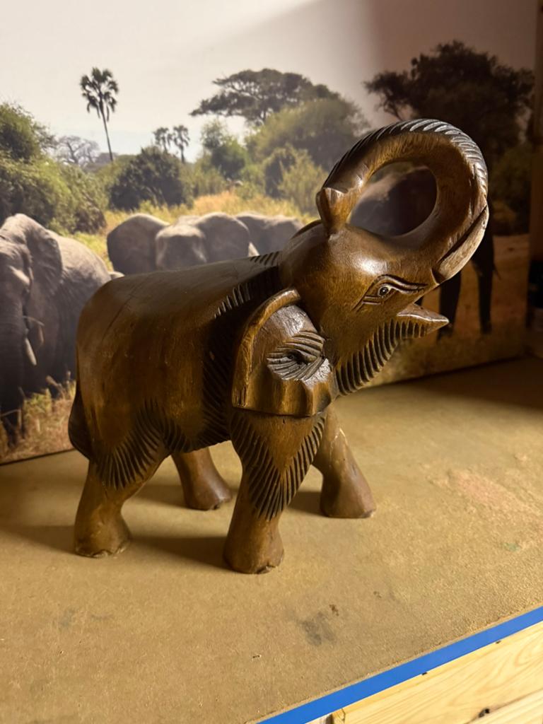 Eléphant trompe en haut 20 cms/29. Bois brun, Enlèvement
