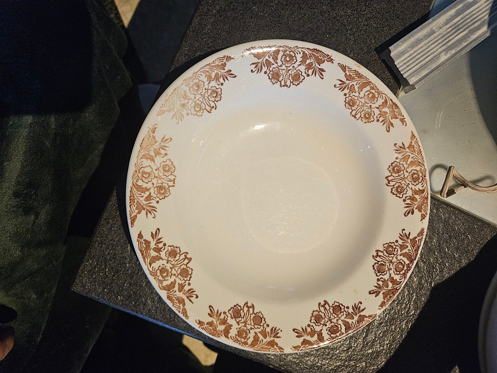 4 assiettes fleuries blanches et brunes bosh, Enlèvement