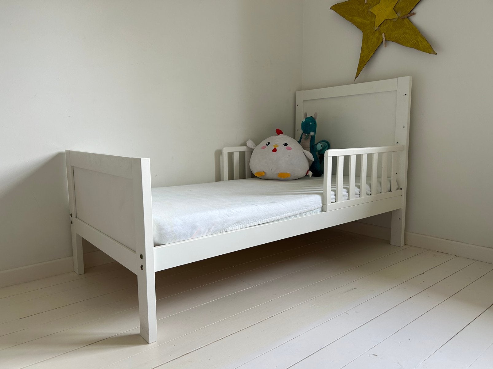 Lit enfant en bois blanc avec barrières amovibles, Sommier à lattes, 70 à 85 cm, Enlèvement, Utilisé
