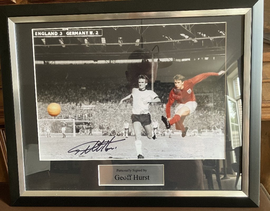 Origineel getekende foto van voetballegende Geoff Hurst, Verzamelen, Ophalen of Verzenden, Nieuw, Poster, Plaatje of Sticker