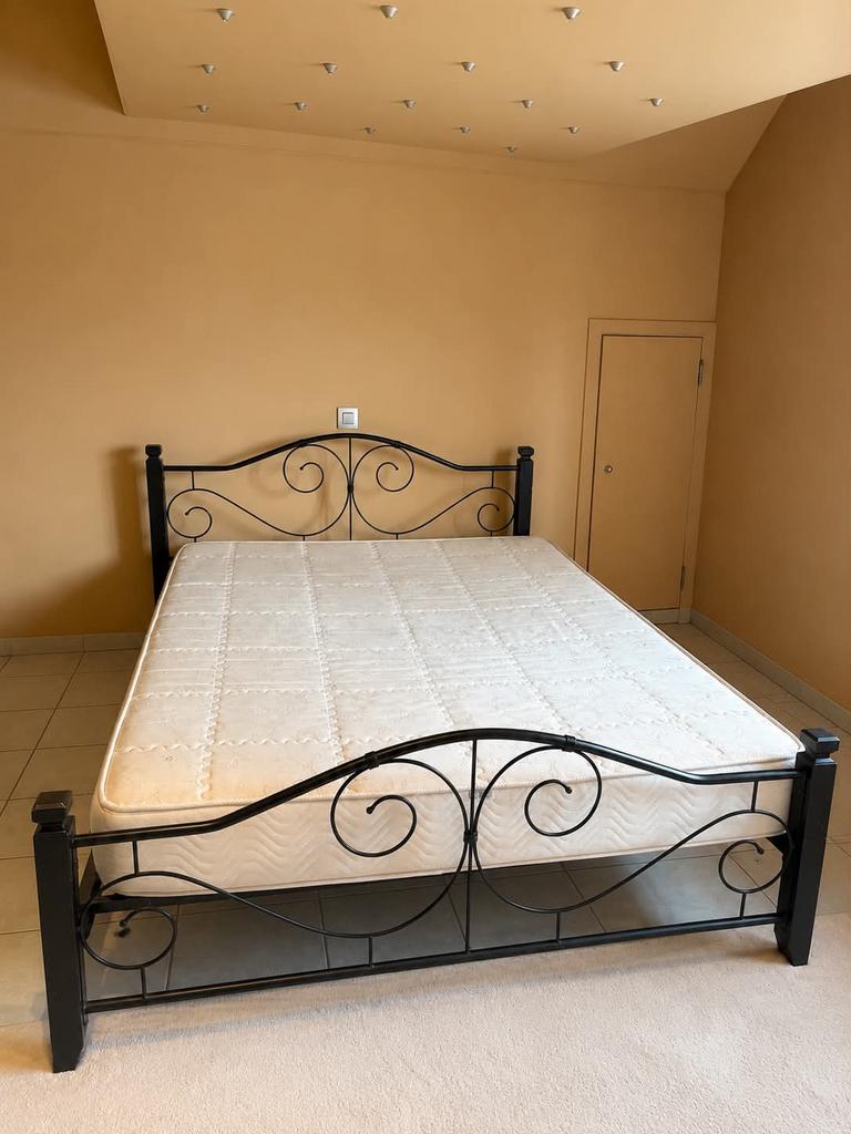 Bed met matras, Ophalen, Zo goed als nieuw