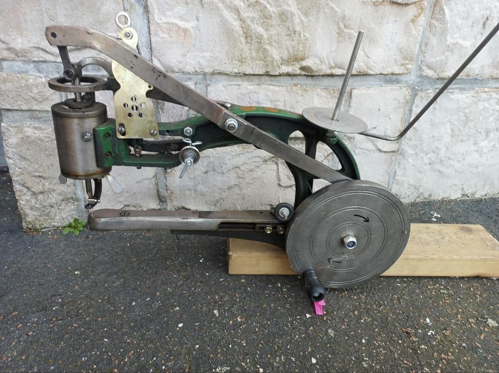 Leder naaimachine, Ophalen, Naaimachine
