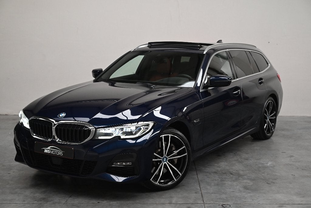 BMW 330e TouringM | Individual Tansanitblauw | Merino | Pano, Auto's, BMW, Automaat, Parkeerassistent, Euro 6, 4 cilinders