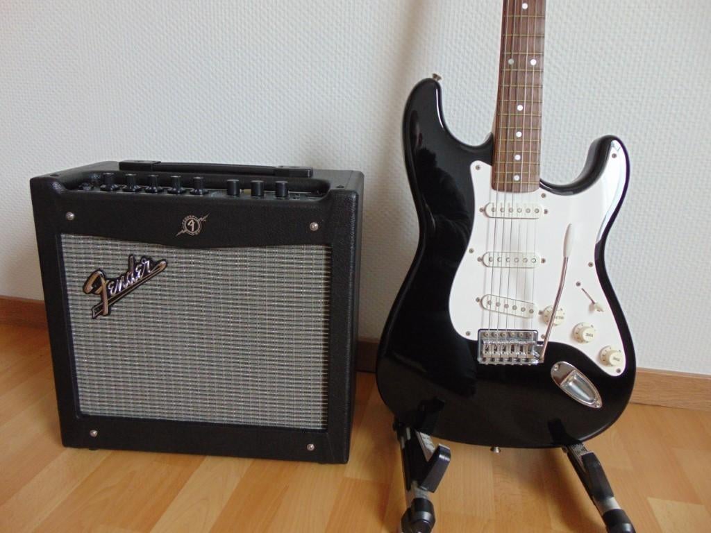 Squier (Fender) Stratocaster + FENDER Mustang I V.2 Amp ., Muziek en Instrumenten, Ophalen, Fender, Nieuw, Met versterker