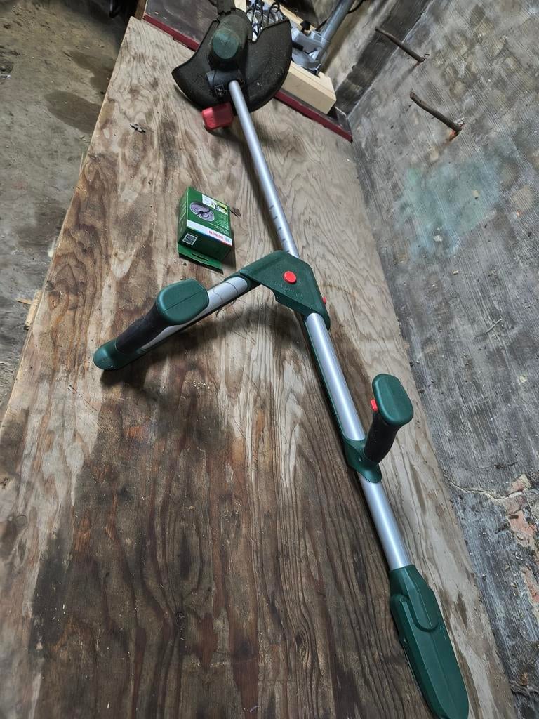Bosch Universal grasscut 18v met extra draad., Tuin en Terras, Ophalen