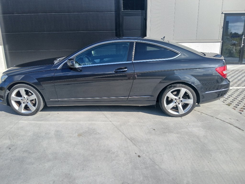 Mercedes 220 c, Auto's, Mercedes-Benz, Automaat, Achterwielaandrijving, Zwart, 4 cilinders