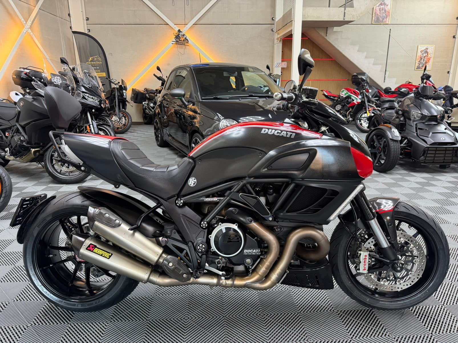 DUCATI DIAVEL 1200 CARBON * GARANTIE * AKRAPOVIC, Motos, Permis Moto A, Échappement sport, Sport, Ik