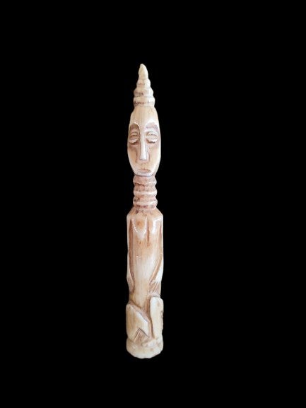 Fétiche en os sculpté à la main. Art tribal africain, Antiquités & Art, Enlèvement ou Envoi, Beige, Matériau naturel, 20 cm