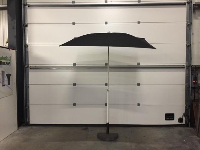 (55) Parasol half rond met parasolvoet, Tuin en Terras, Ophalen, Zo goed als nieuw