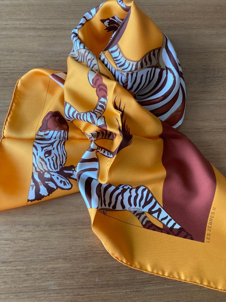 Carré Hermès 90 x 90 cm Les Zèbres II  100 % zijde, Vêtements | Femmes, Bonnets, Écharpes & Gants, Hermès, Enlèvement ou Envoi