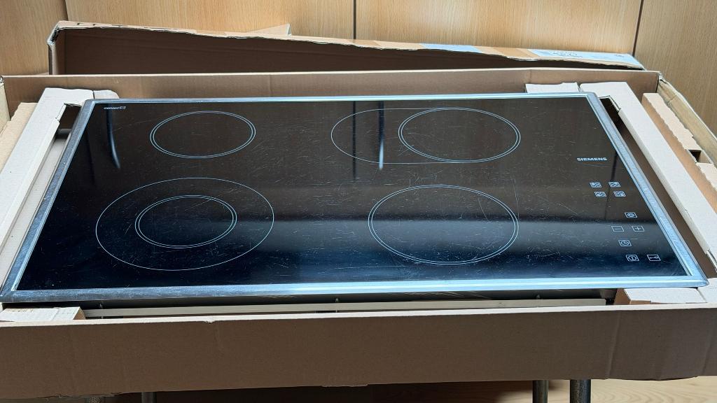 Cuisinière céramique encastrée SIEMENS - 4 zones 77 x 55 cm, 4 zones de cuisson, Enlèvement, Utilisé, Encastré