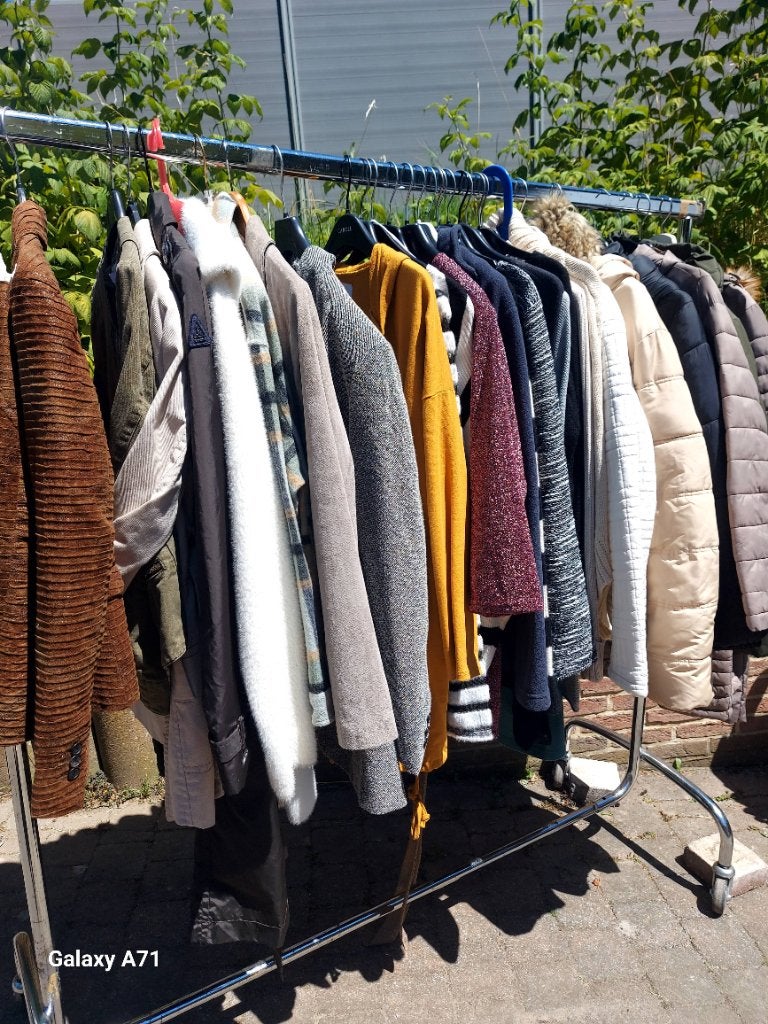 Grote partij kleding op hangers in goede staat, Kleding | Dames, Ophalen, Zo goed als nieuw