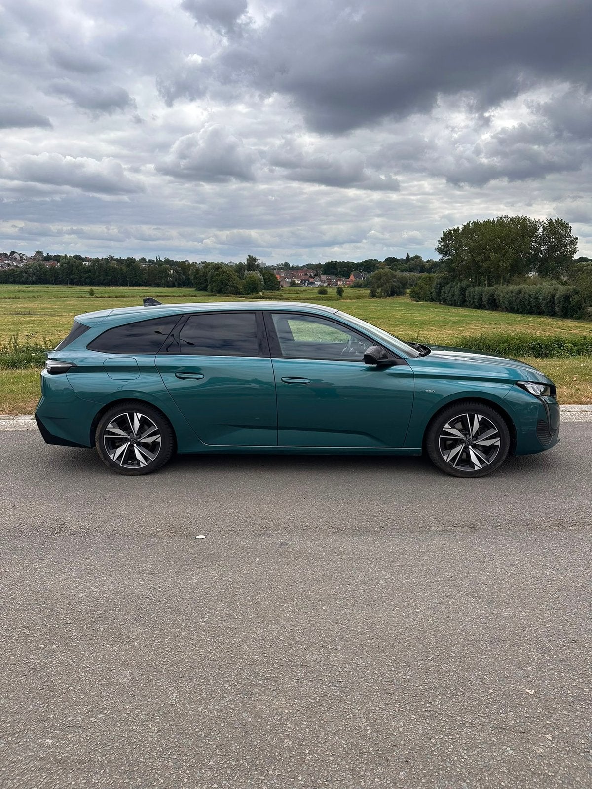 PEUGEOT 308 HYBRID – 2022 – FULL OPTIONS – 152 000 KM, Cuir, Achat, Adapté aux personnes handicapées, Noir