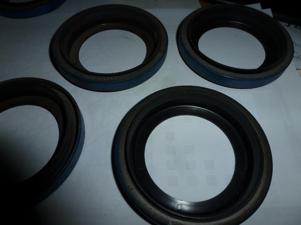 Oil seal ford transit  844f-6700-a1a, nokkenas ,, Ophalen of Verzenden, Nieuw, Ford