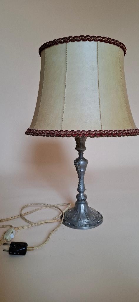 Lampe en étain, Enlèvement