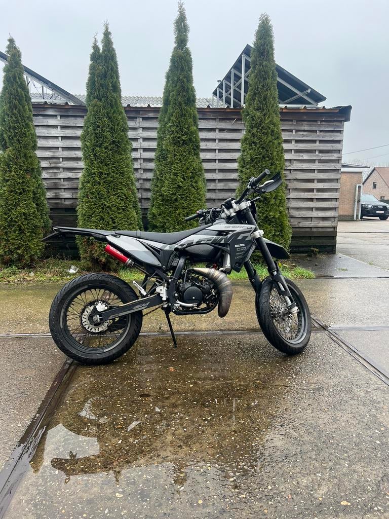 Sherco SM-RS 50cc | Goed onderhoud, Fietsen en Brommers, Brommers | Crossbrommers, Ophalen, Zo goed als nieuw