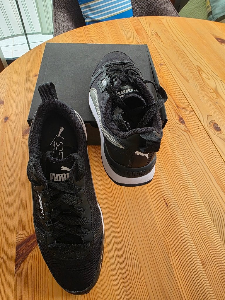 Sportschoenen Puma - zwart met witte details - maat 37, Kleding | Dames, Schoenen, Ophalen, Puma, Zo goed als nieuw, Sportschoenen