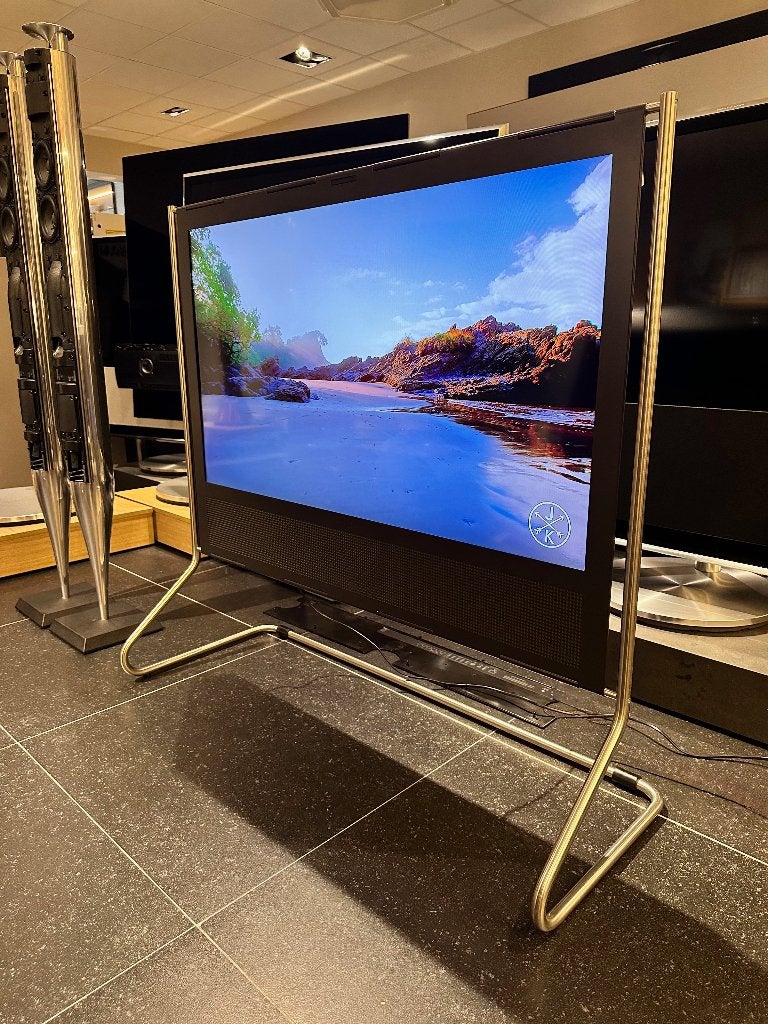Bang & Olufsen Beoplay V1-40 op floor stand - B&O, Info@bang-olufsen.dk, Comme neuf, Enlèvement, Bang & Olufsen Alle 1 / DK-7600 Struer / Denmark