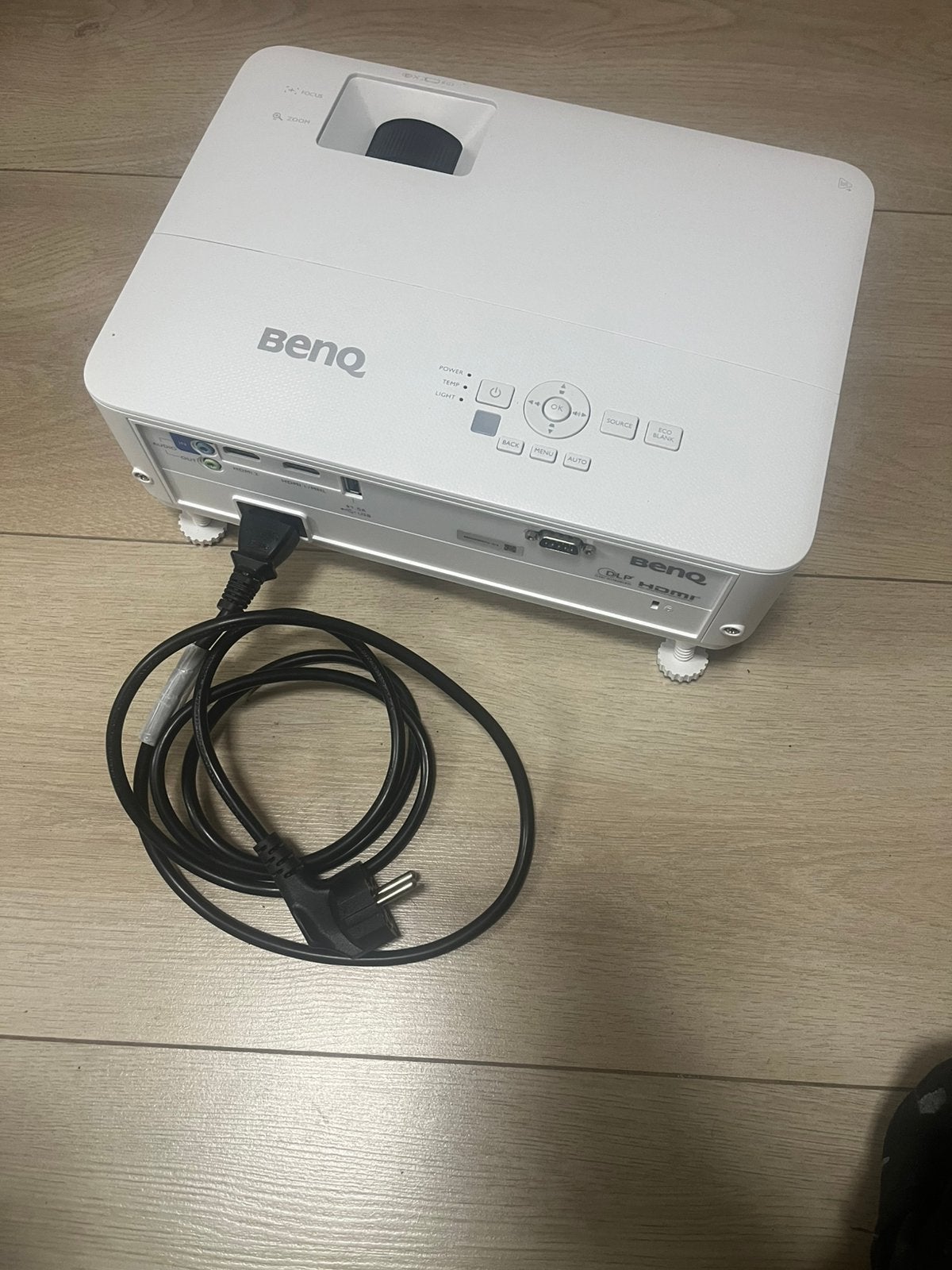 BENQ TH585 beamer, Audio, Tv en Foto, Ophalen, Zo goed als nieuw