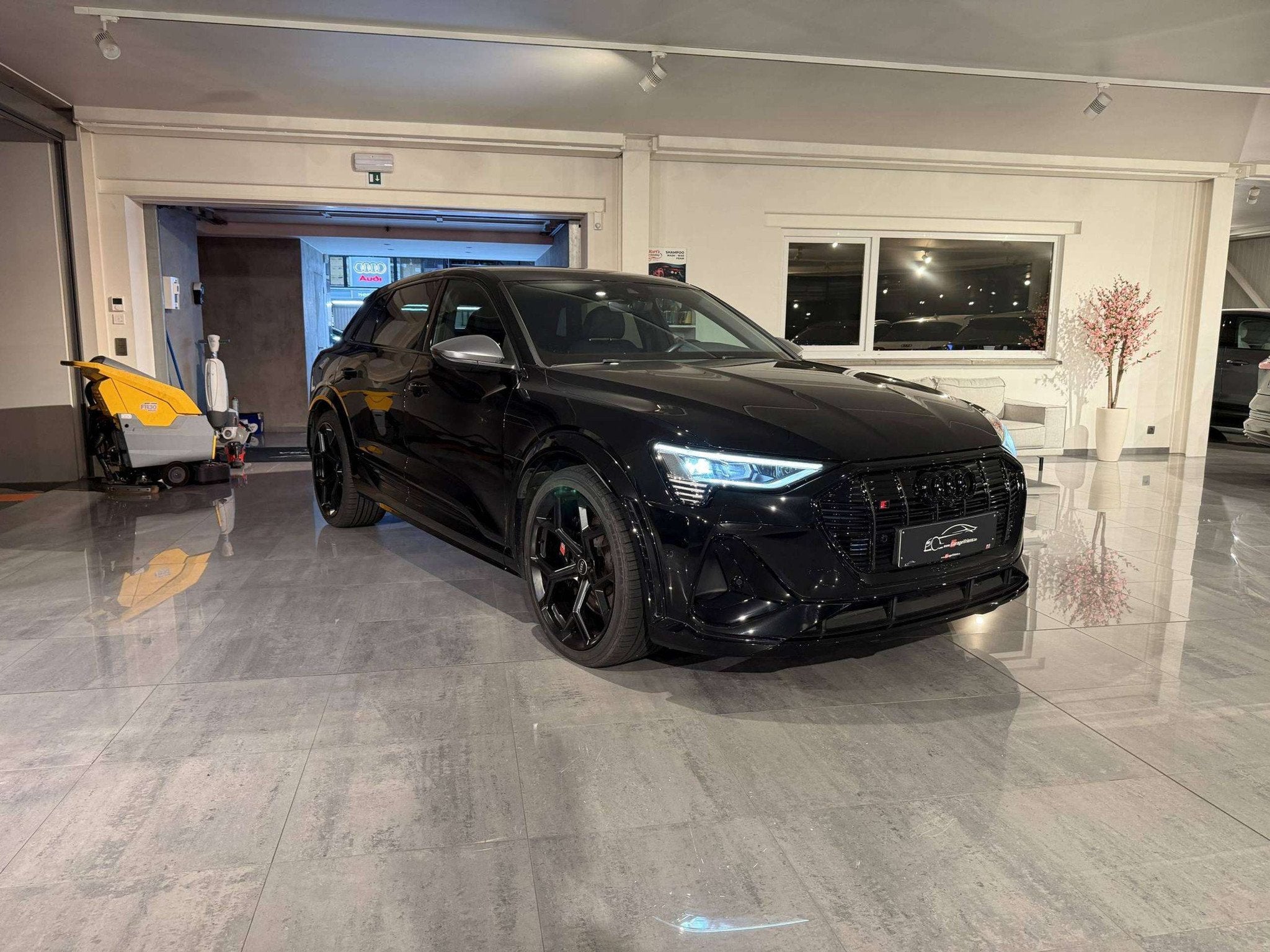 Audi SQ8 e-tron 503PK QUATTRO * 28727KM * FULL BLACK PACK PL, Autos, 421 km, Achat, Alcantara, 5 places