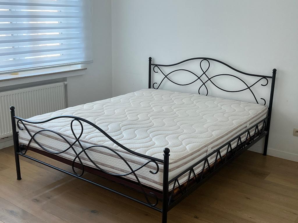 Lit double fer avec sommier et matelas 160x200, Maison & Meubles, Enlèvement, Utilisé, 200 cm, Deux personnes