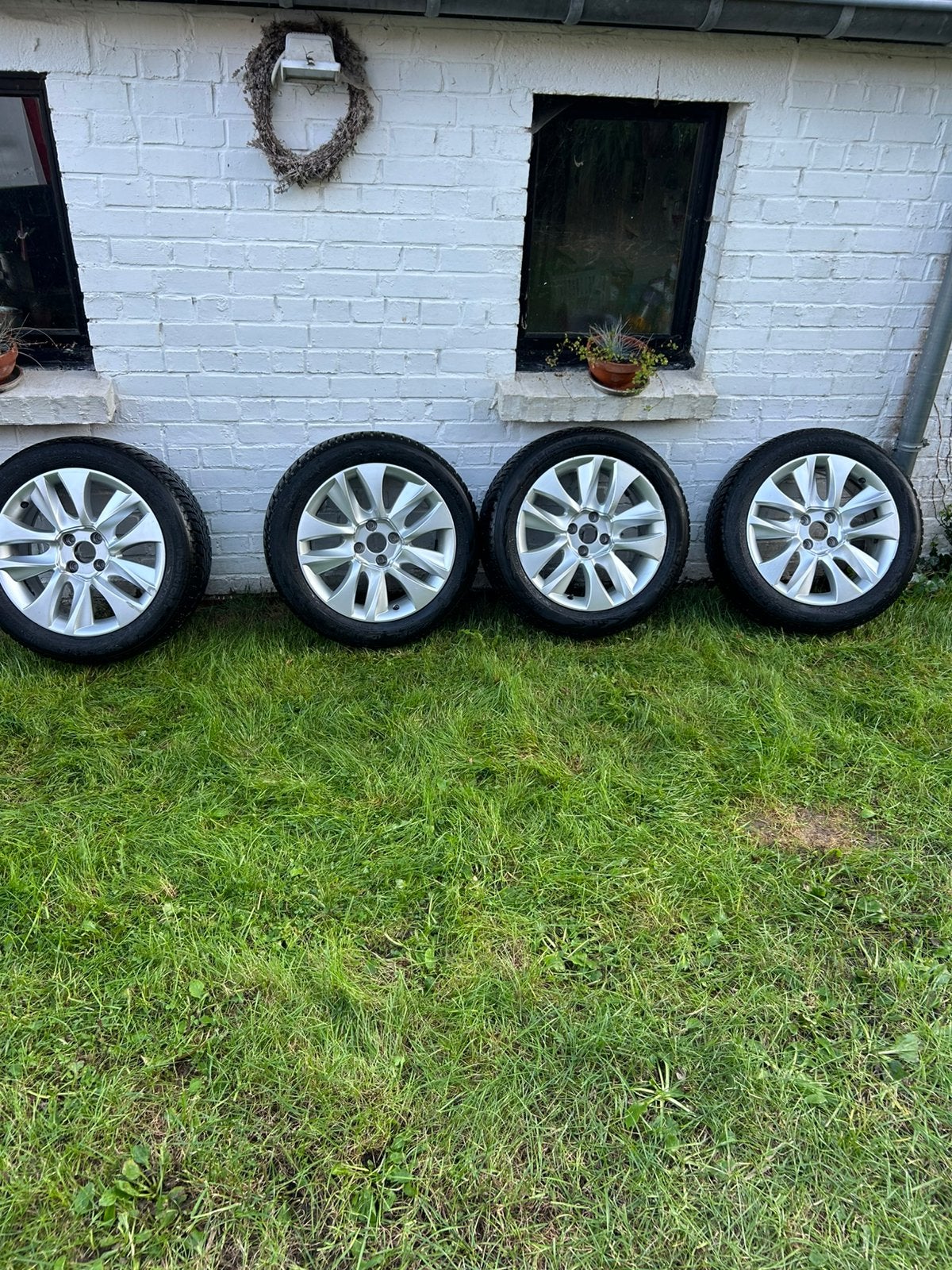 4 jantes 4 trous avec pneu hiver quasiment neufs., Autos : Pièces & Accessoires, Enlèvement, Pneus hiver, Pneu(s)