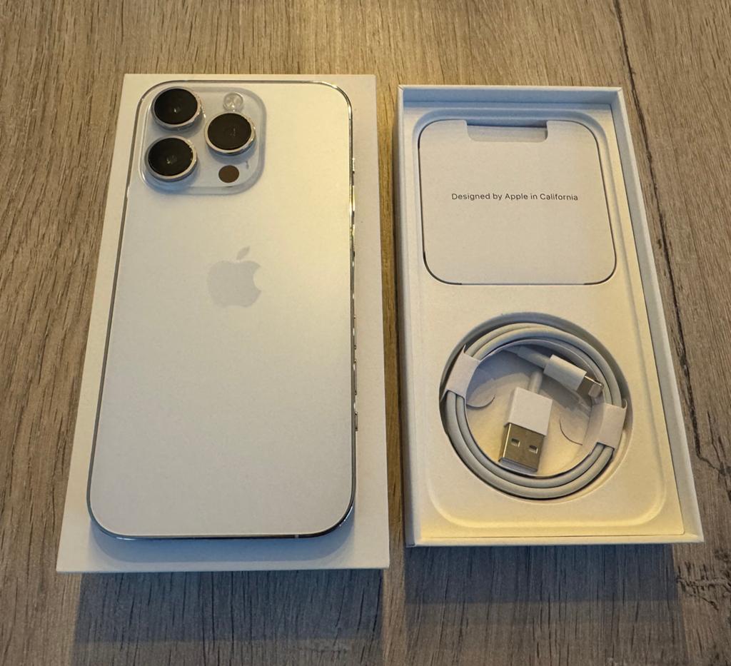 Te koop Iphone 14 Pro ( 256) + 15 Hoesjes, Télécoms, Téléphonie mobile | Apple iPhone, Enlèvement, Comme neuf, 256 GB, IPhone 14