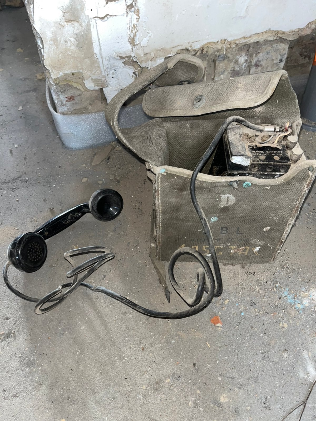 Téléphone de campagne US Signal Corps EE-8-B, Enlèvement