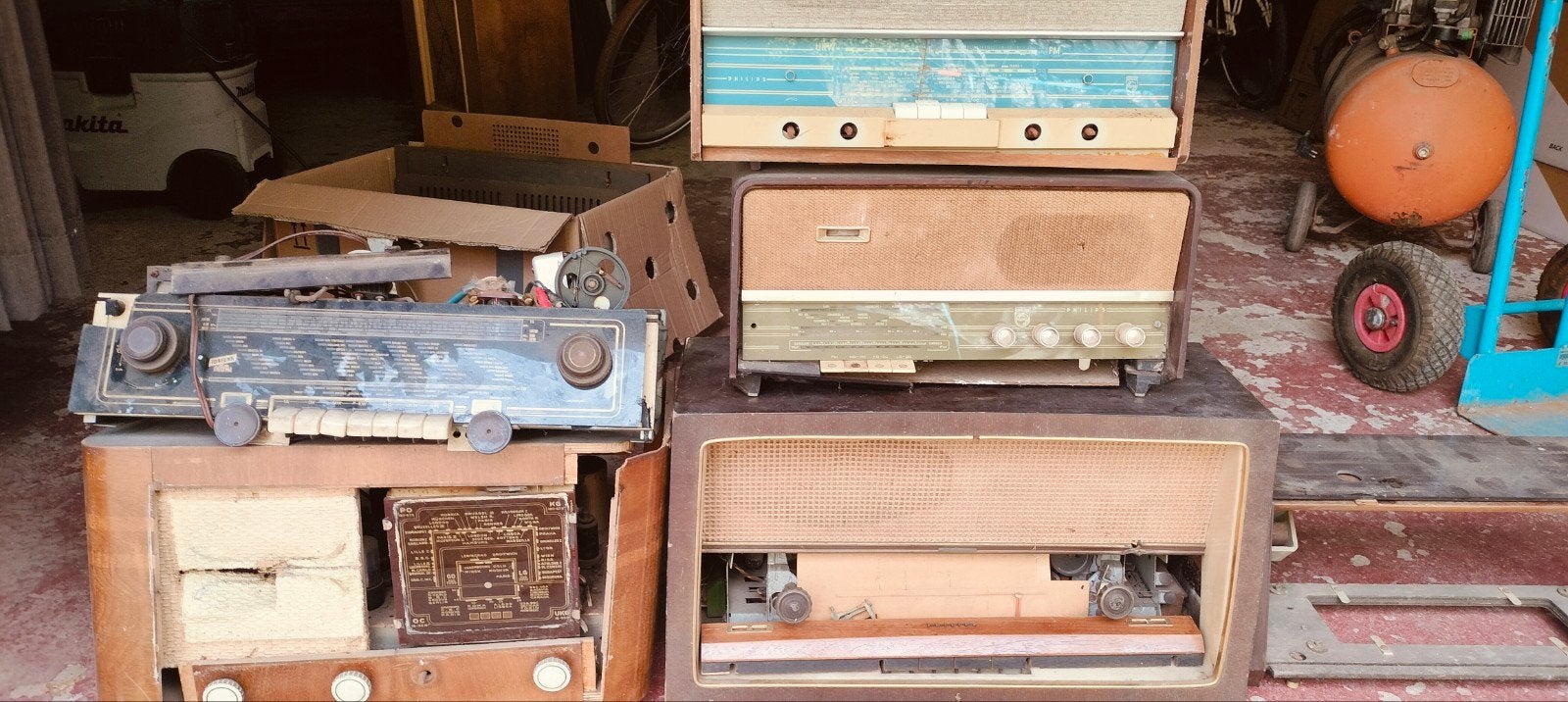 Oude Radio's voor Onderdelen, Ophalen