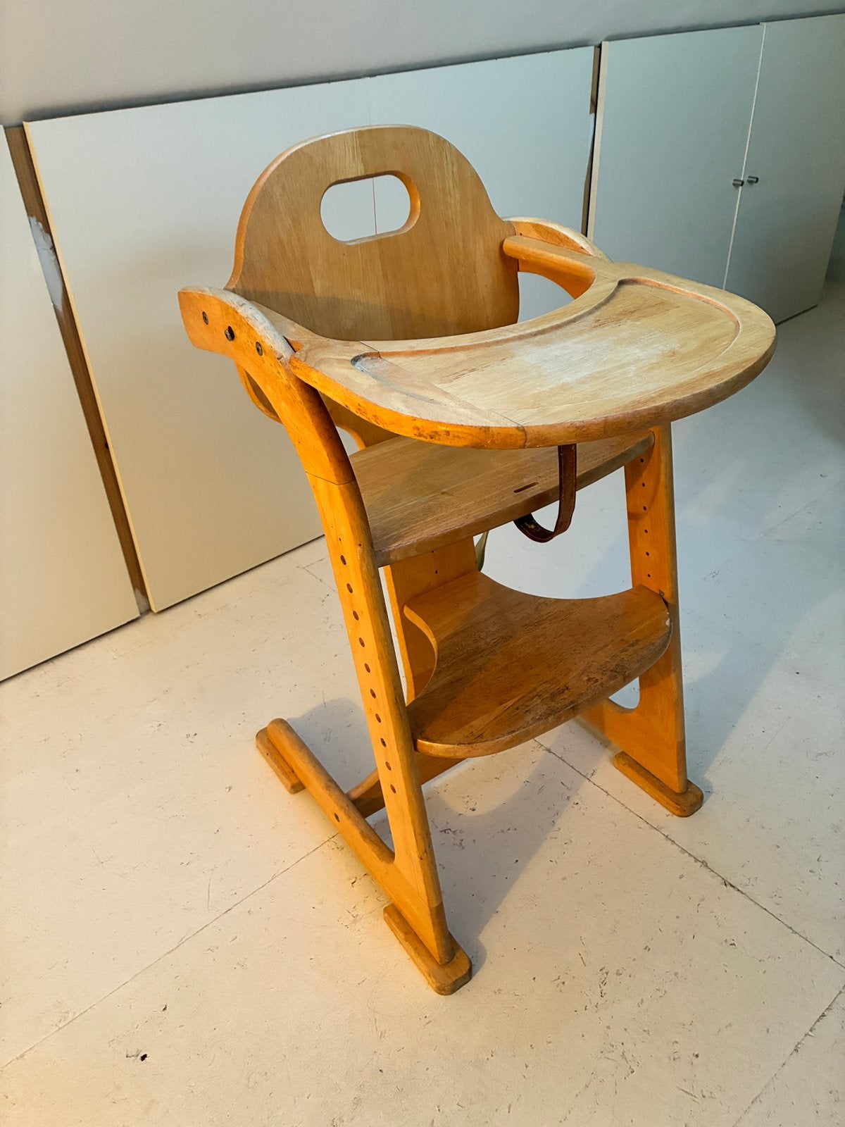 Chaise haute en bois massif, Kinderen en Baby's, Kinderstoelen, Ophalen, Gebruikt, Hangstoel, Gordel(s)