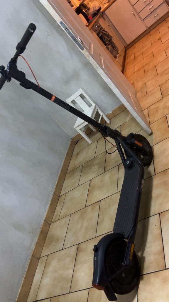 Ninebot f2pro, Fietsen en Brommers, Ophalen, Zo goed als nieuw, Elektrische step (E-scooter)