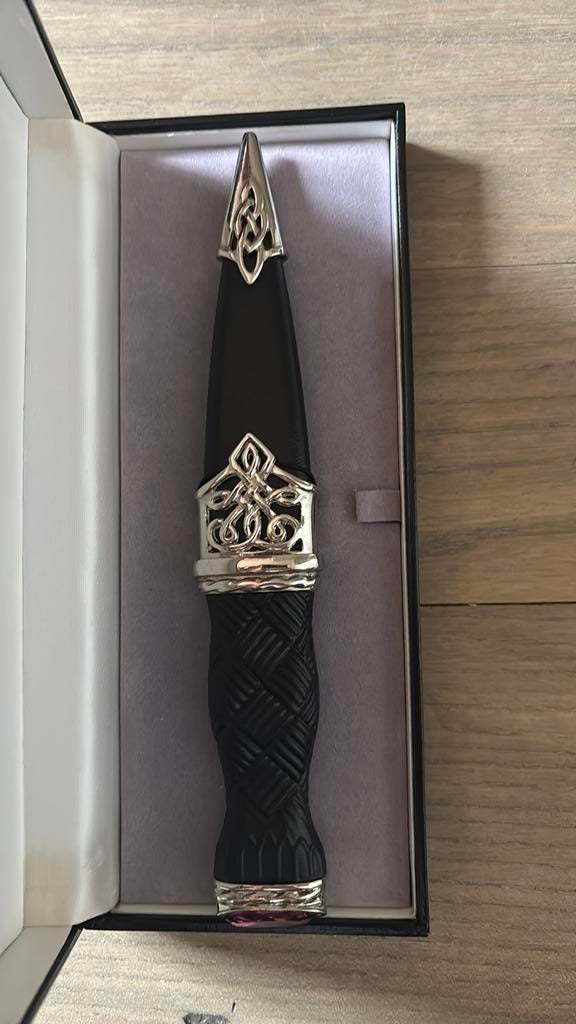 Sgian-dubh Schots kilt mes – decoratief met rode steen, Ophalen of Verzenden