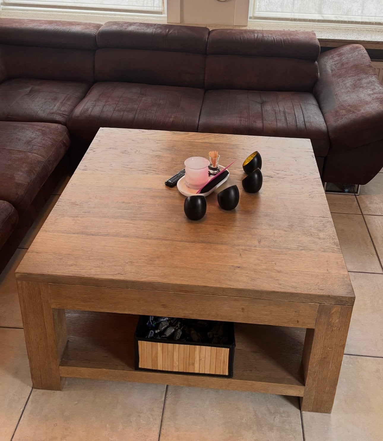 Grote houten salontafel 100x100 cm (Eiken) met opbergplank, Huis en Inrichting, Tafels | Salontafels, Ophalen, Gebruikt, 50 tot 100 cm