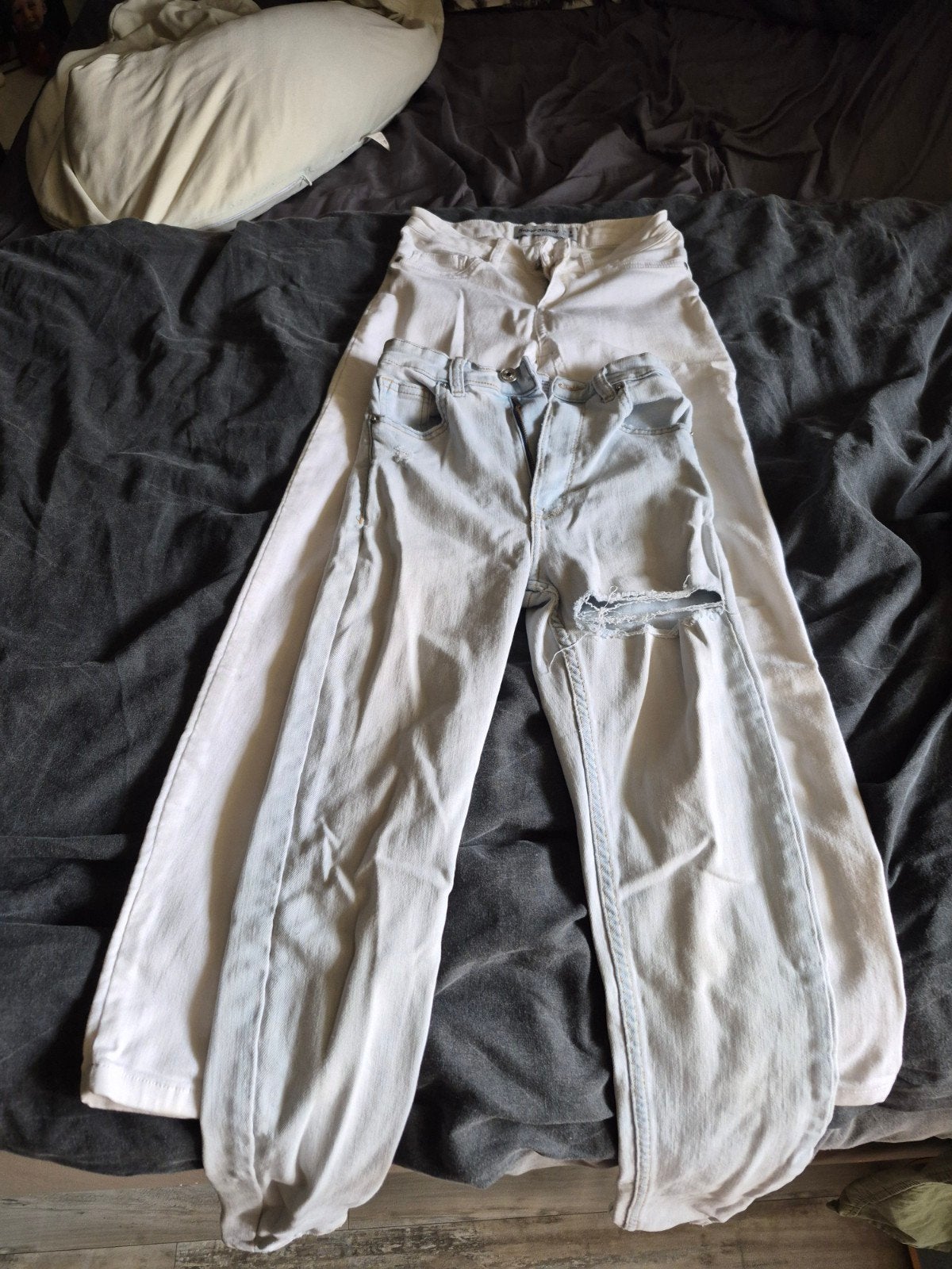 2 skinny jeans wit en lichtblauw ( bershka) maat 36, Kleding | Dames, Broeken en Pantalons, Ophalen, Maat 36 (S), Wit