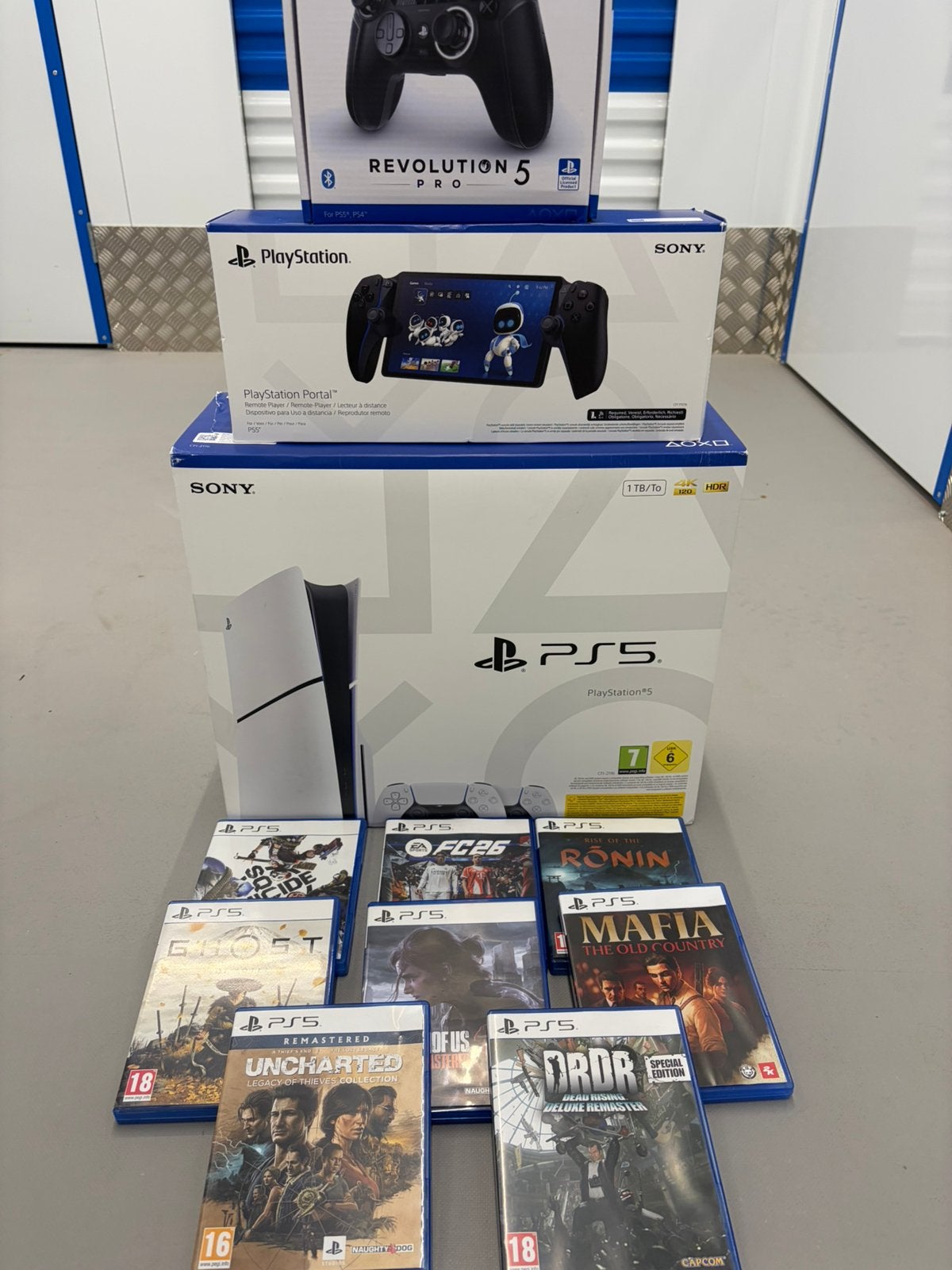 Te koop sta een Ps5 met twee Controller + een speciele Con., Ophalen, Zo goed als nieuw