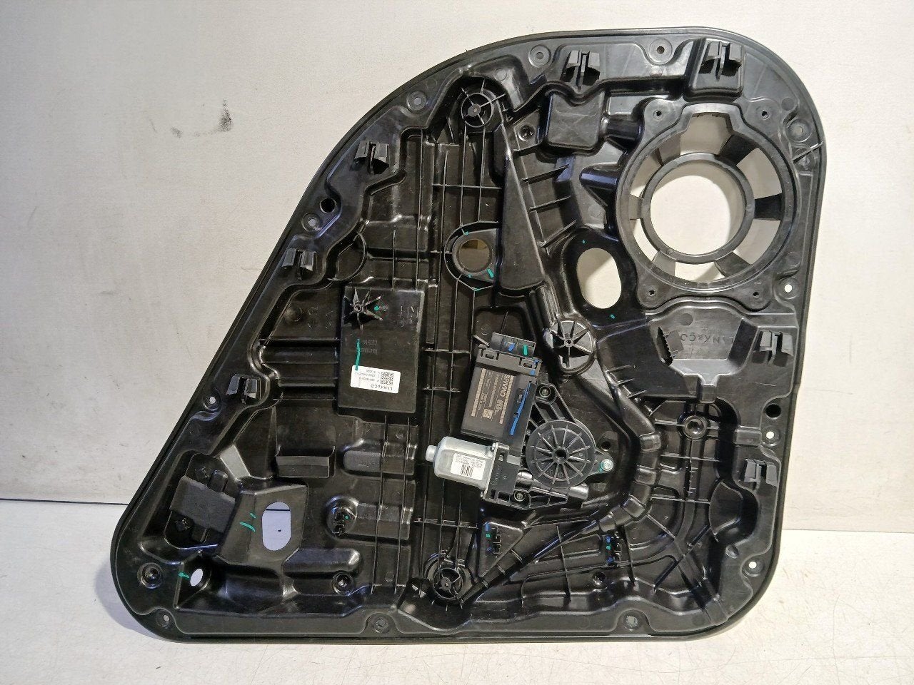 Raammechaniek elektrisch rechts achter Lynk & Co 01, Onderdelen@venauto.nl, Van der Ven Autorecycling B.V., Gebruikt, Ettenseweg 76, 4706 PB Roosendaal, The Netherlands