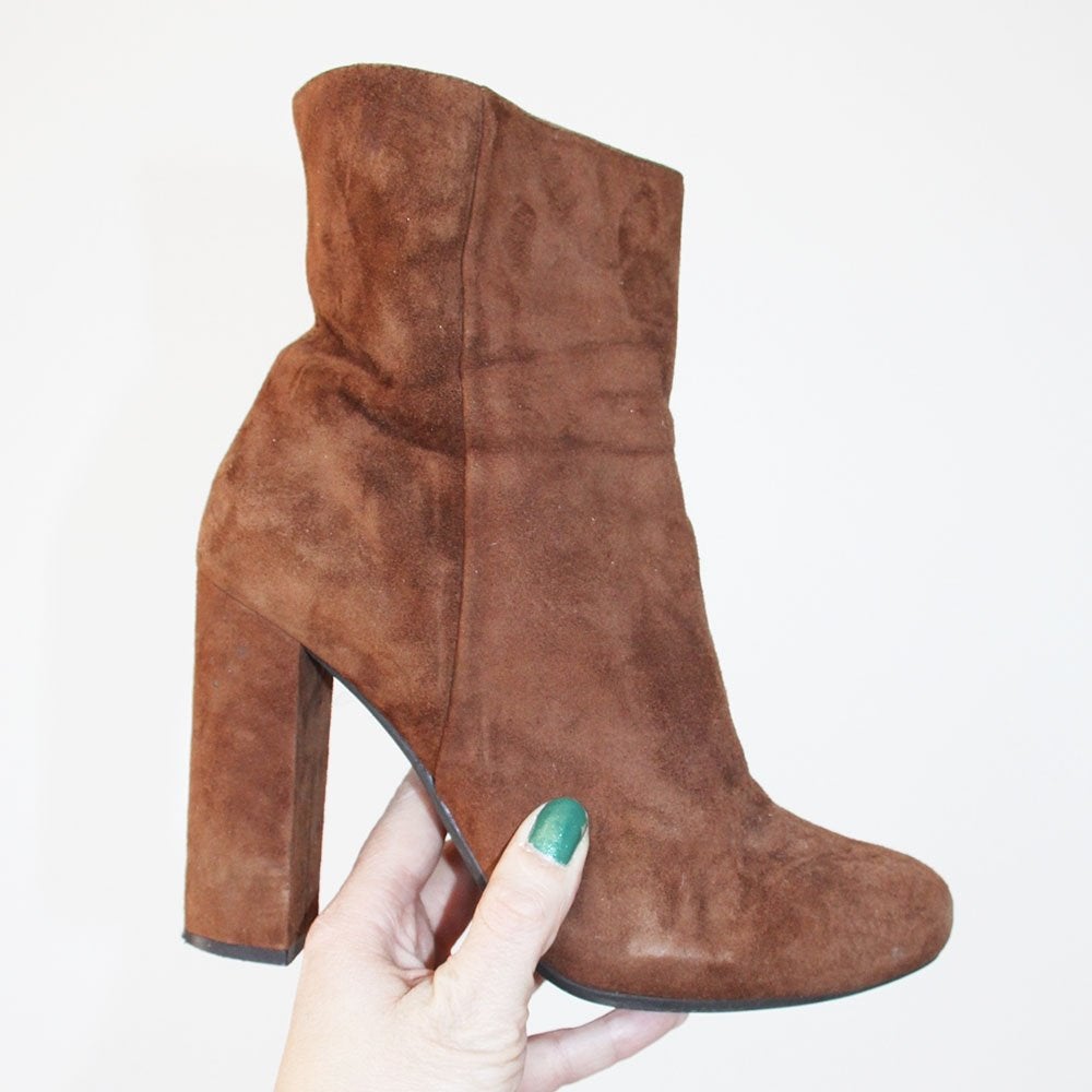 Zeer Mooie Suede Unisa Laarsjes -s14 (Maat 39) € 60,-, Kleding | Dames, Bruin, Lage of Enkellaarzen, Ophalen of Verzenden, Zo goed als nieuw