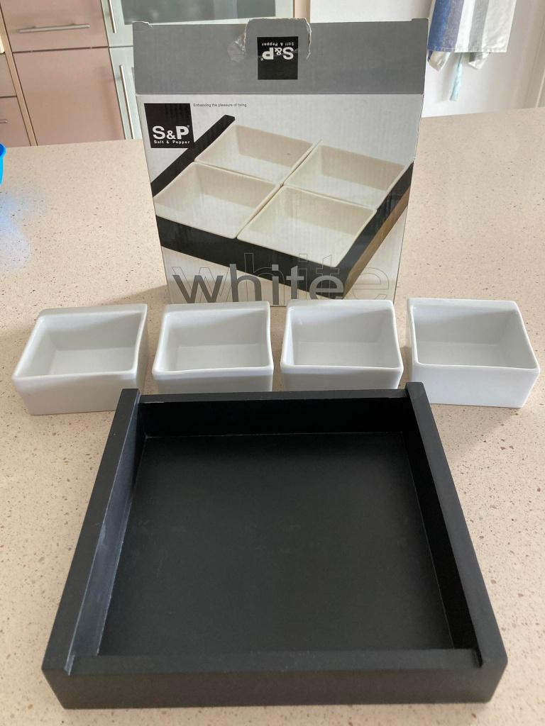 Salt & Pepper schaal met 4 tapas bordjes, Huis en Inrichting, Keuken | Servies, Ophalen of Verzenden, Zo goed als nieuw, Schaal of Schalen