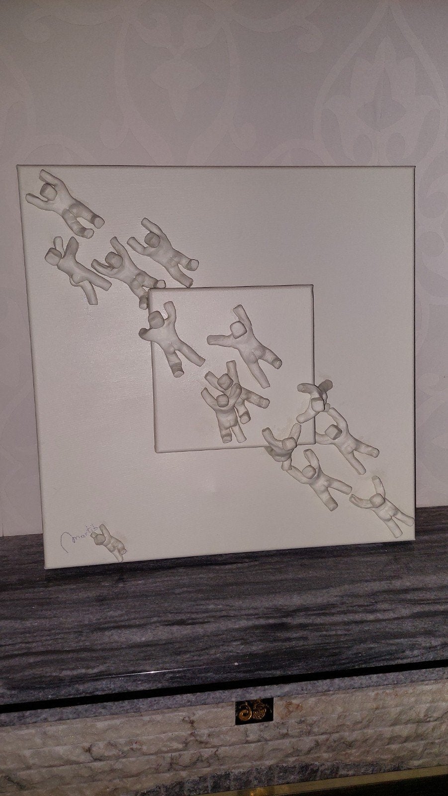 Reliëfkader met mannetjes - Martibo, Antiek en Kunst, Ophalen, Groep mensen, Handgemaakt, Wanddecoratie