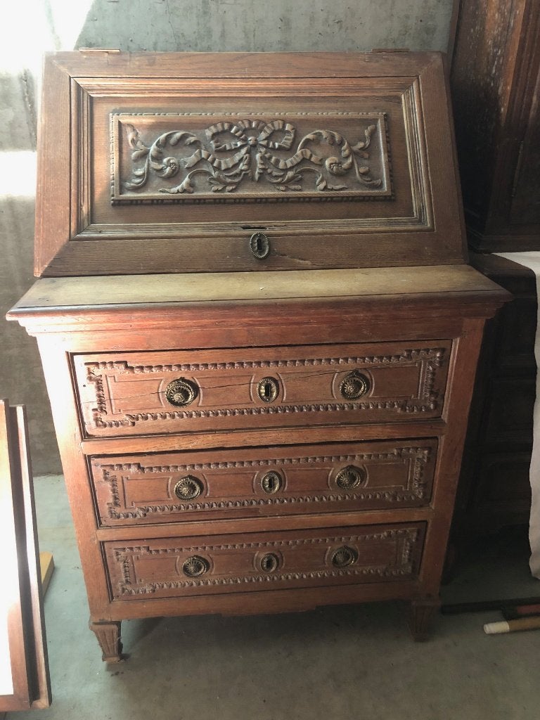 Bureau secrétaire en pente, Enlèvement