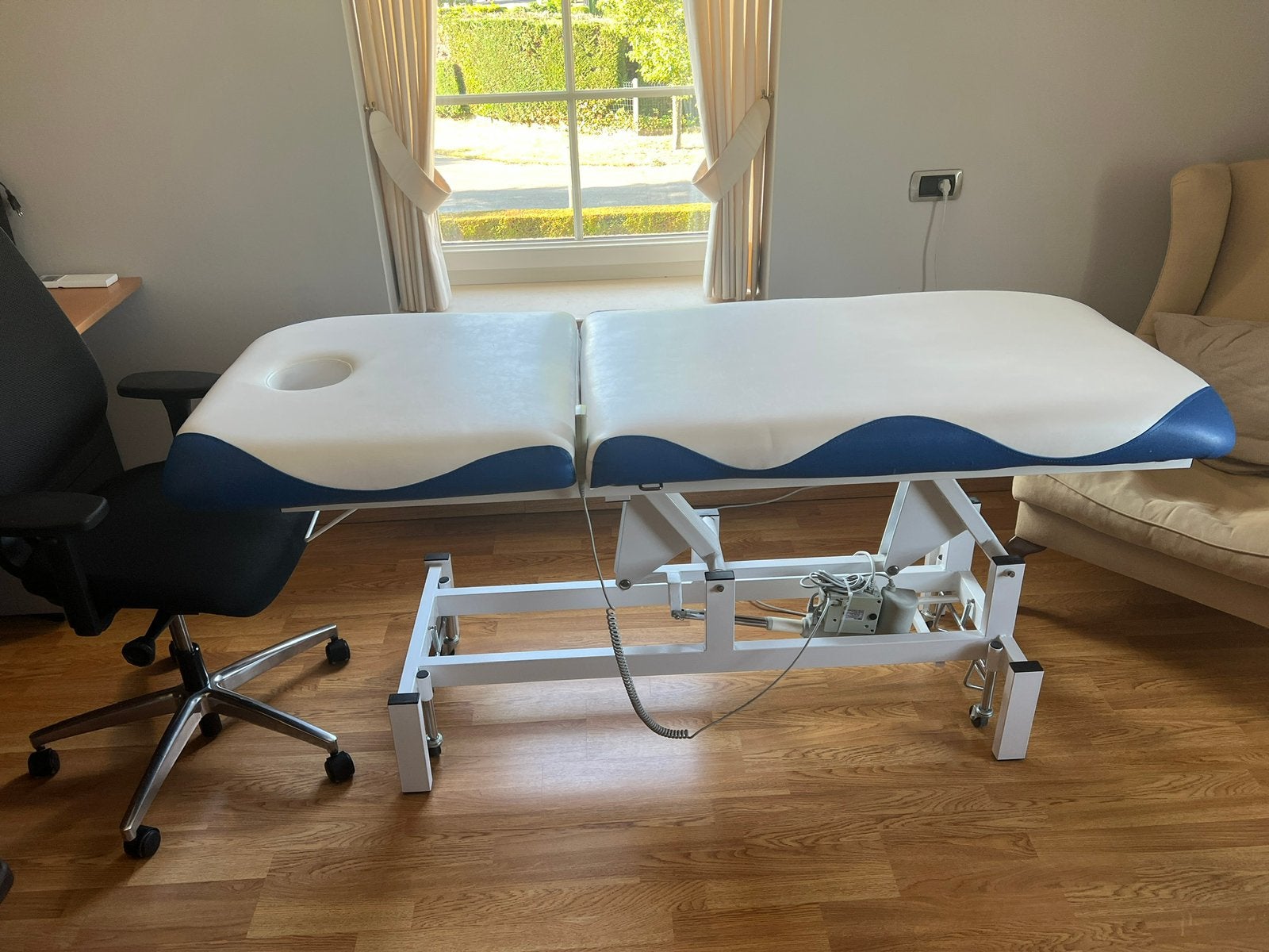 Behandeltafel tweedelig elektrisch verstelbaar, Sport en Fitness, Massageproducten, Ophalen, Zo goed als nieuw