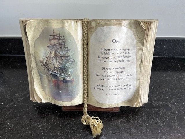 Vintage woonaccesoire ( oud boek bewerkt op staander ) OPA, Ophalen of Verzenden