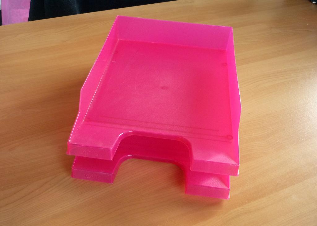 2 fuchsia roze vakken brievenbak paper tray documentenhouder, Huis en Inrichting, Woonaccessoires | Krantenbakken en Lectuurbakken