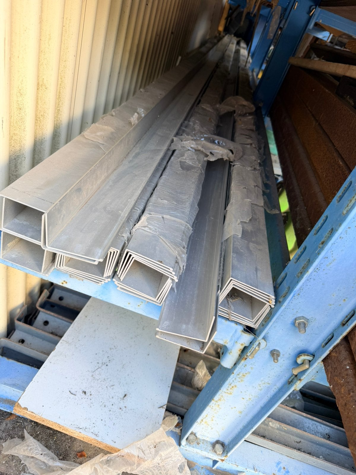 83 stuks nieuwe aluminium hoekprofielen  van 6 en 3 m, Doe-het-zelf en Bouw, Ophalen, Zo goed als nieuw, Aluminium